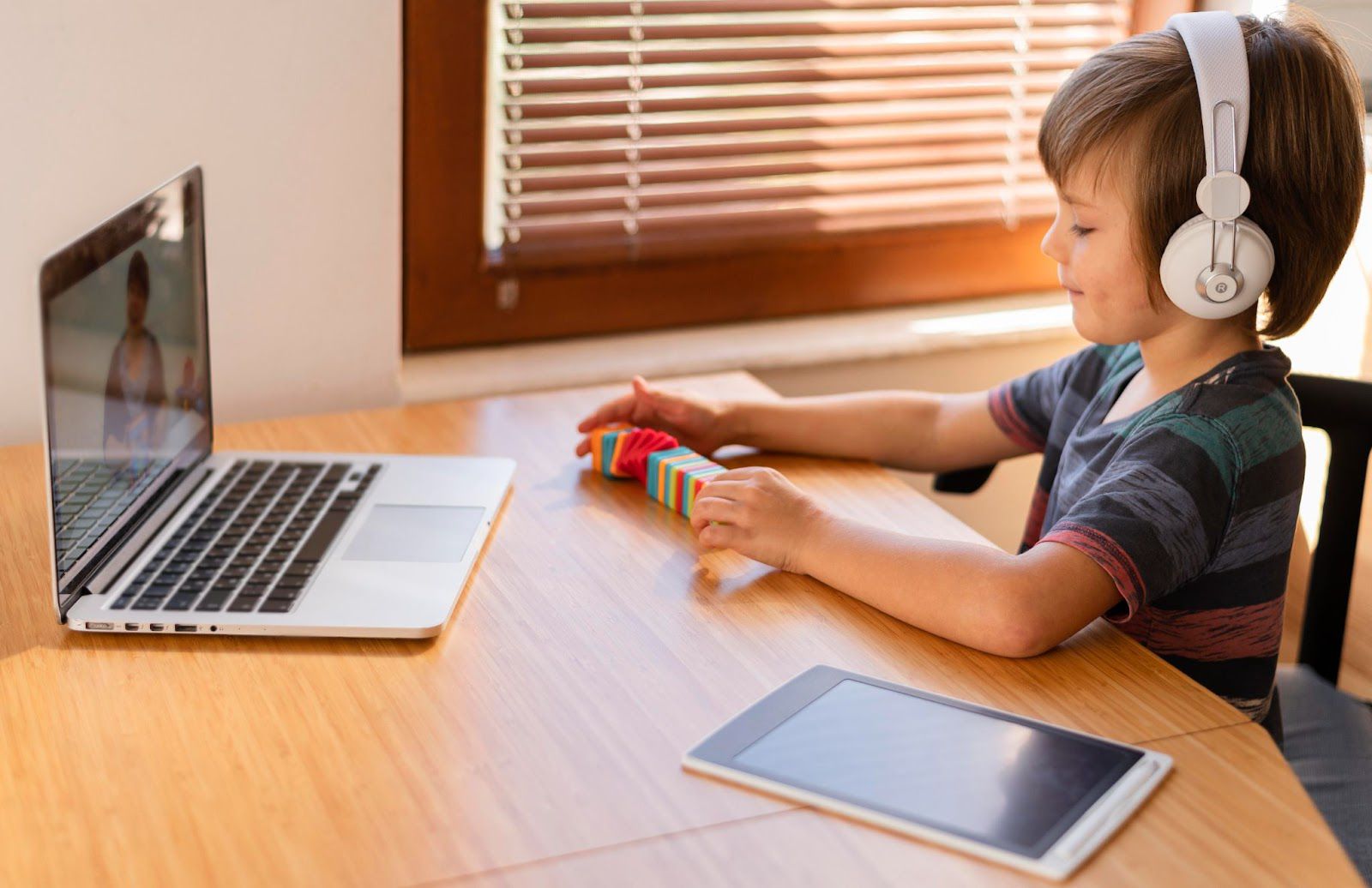 có nên cho bé học tiếng anh online