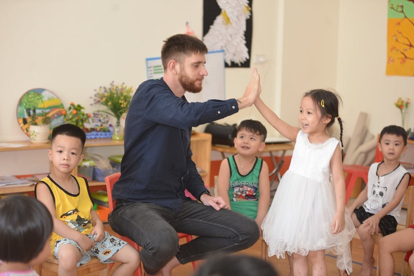 Tạo cơ hội để con tiếp xúc với người bản xứ