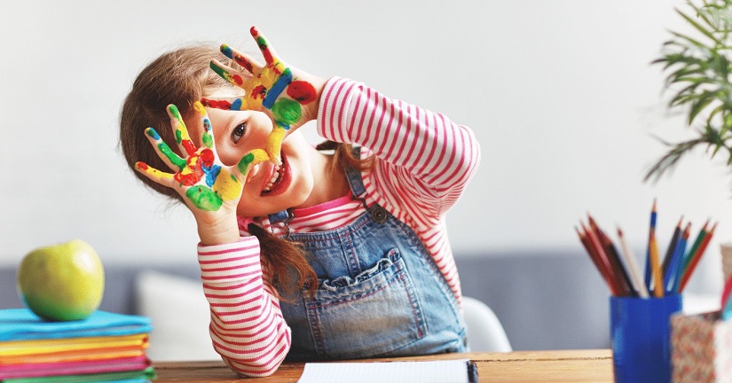 Bé từ 4 - 6 tuổi sẽ hoàn thiện câu từ màu sắc bằng tiếng Anh